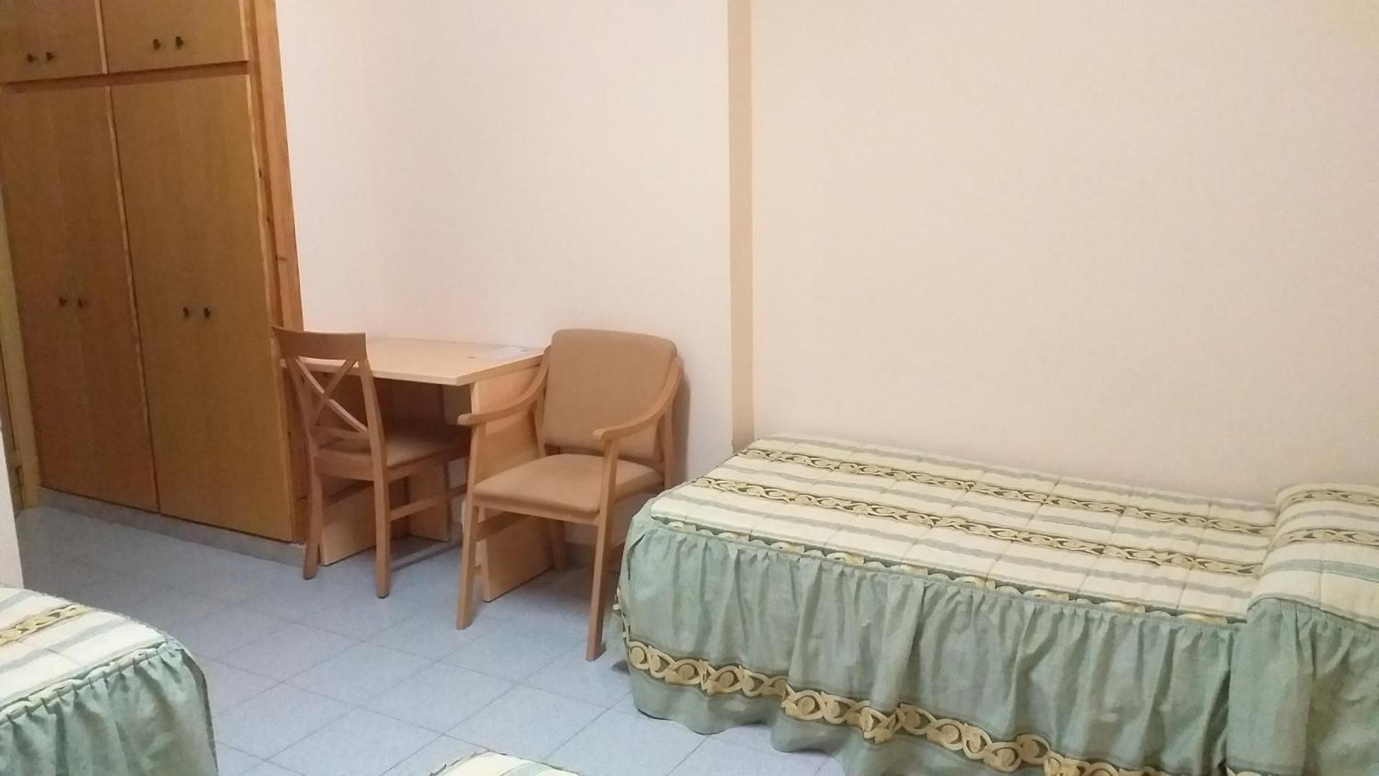 Residencia Sagrada Familia Hotel La Seu d'Urgell Ngoại thất bức ảnh