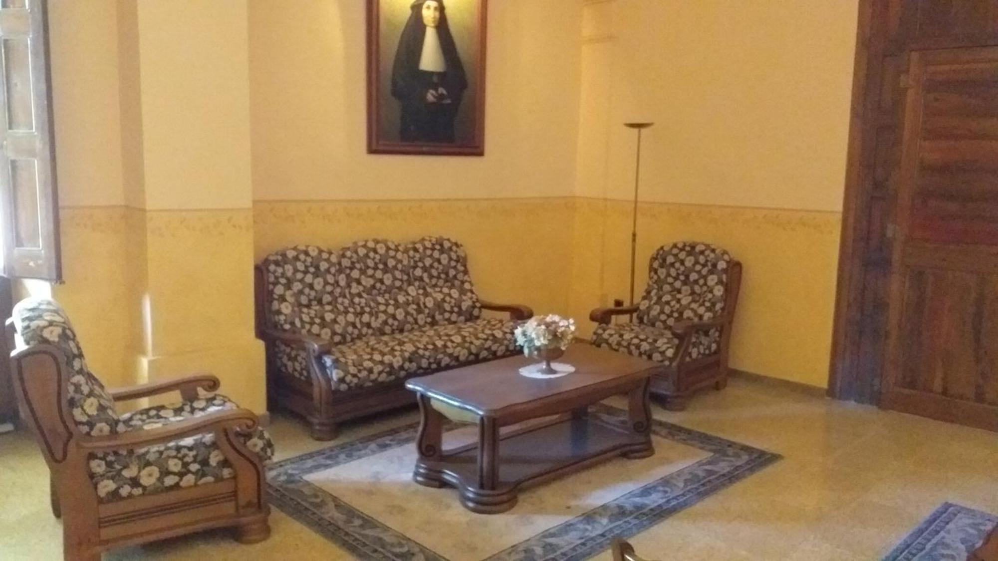 Residencia Sagrada Familia Hotel La Seu d'Urgell Ngoại thất bức ảnh