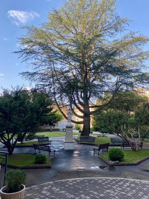 Residencia Sagrada Familia Hotel La Seu d'Urgell Ngoại thất bức ảnh